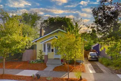 20% Off! Charming, historic Sellwood Yellow Bungalow, 90++ walk/bike scores!