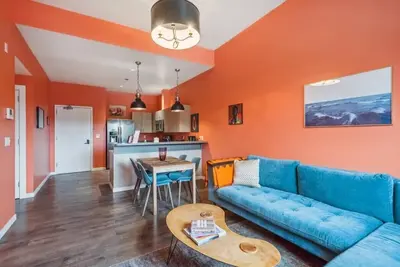 Image de Colorful 2br/2ba w/ King Bed, Local Art + Secure Parking