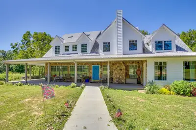 Image de Spacious & Secluded Shook Home w/ Private Hot Tub!