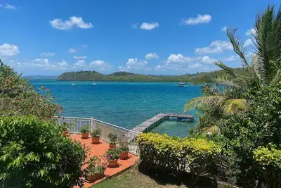 Image de Appartement sur le bord de la mer avec piscine partagée.