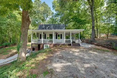 Image de A modern take on a classic Georgia farmhouse—a hint of country close to the city