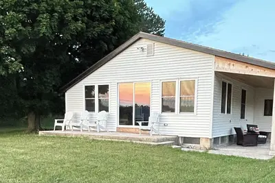 Image de Cozy Farmhouse on 120 acres- minutes from Traverse City, water, ski, Atv trails
