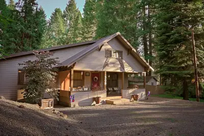 Image de Cool Creek Cottage, Crater Lake National Park, trails and waterfalls nearby.
