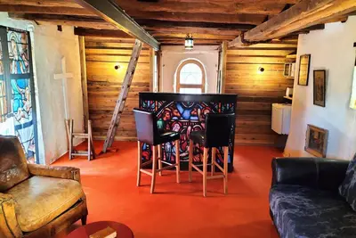 Image de Chapelle / dinette en amoureux au coin du feu en hiver, au bord de l'eau en été