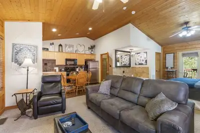 Image de Cozy 1 Bed Studio Wood Cabin Retreat with Jacuzzi Tub