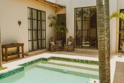 Image de Tropical Posh Villa minutes from the Beach