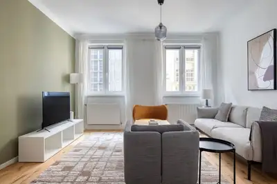 Image de Clean Innere 2br w/ Cellar & Elevator, nr Transportation, by Blueground