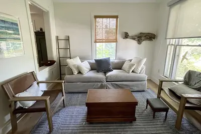 Image de Charming renovated carriage house in the heart of historic  Bristol.