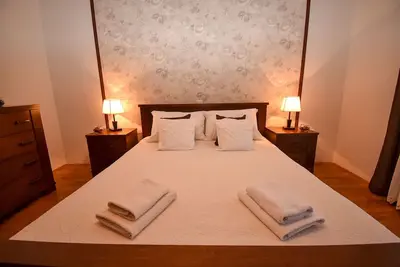 Image de Appartement de deux chambres avec la terrasse et la vue sur le mer Palit, Rab (A-21755-b)