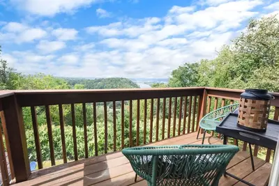 Image de ★ HostWise Stays ★ Ohio River Valley Views in the City!