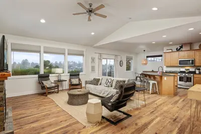 Image de Incredible New Construction Single Level Lakeview Home, New Everything, Ping Pong, Fire-Pit, Bbq