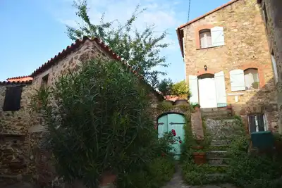 Image de maison de village atypique avec jacuzzi, jardin et patio privés