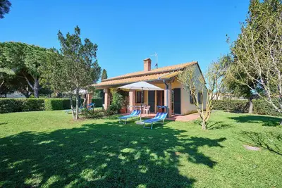 Image de Appartement \"Mare Etrusco Villetta D2\" avec jardin privé et Wi-Fi