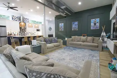 Image de Spacious 4 Bedroom- Steps to Beach