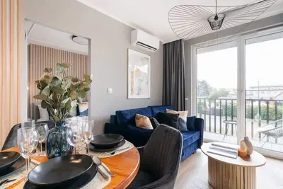 Image de Cozy apartment surrounded by greenery and sea bree