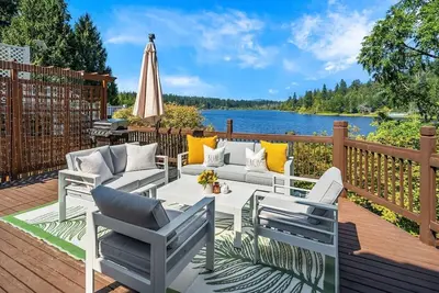 Image de European White Castle on Lake Desire | Private Dock