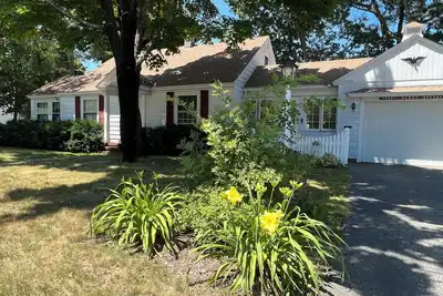 Image de Quiet, convenient 2-bedroom house in town and yet near the river and trails.