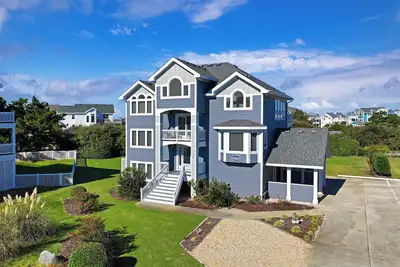 Image de Mercury Rising: Backyard Oasis with Saltwater Pool