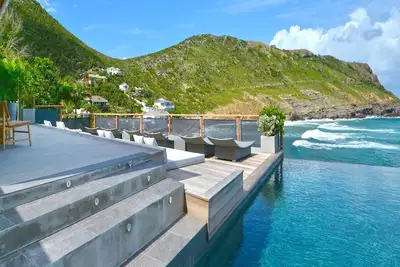 Superb Villa with Contemporary Style