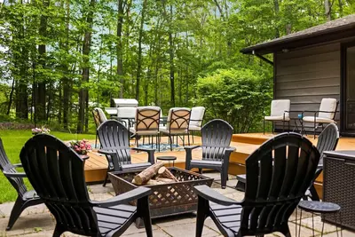 Summer dates! Hot tub-Fire Pit-Game Room-2 mins to Walloon Lake beach-Private!