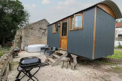 Ty Olwyn Bach, pet friendly, with a garden in Tal-Y-Bont-On-Usk