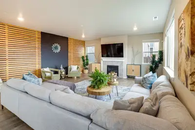 Image de Furnished Patio & Fire Pit: Bremerton Home!