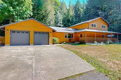 Image de Mountain lodge alongside the Three Nines with hot tub, great yard & sunset views