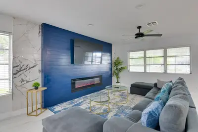 Image de Luxe Miami Home: Outdoor Kitchen, Gas Grill!