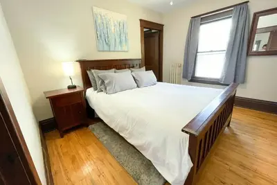 Image de Spacious 3 Bedroom with Ac, Parking, and WiFi in Charming Central Minneapolis