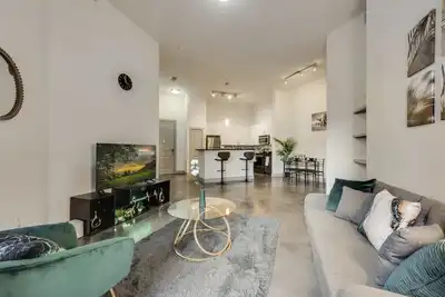 Stylish 2br | Pool | Gym | Free Parking | Workspace | Pets