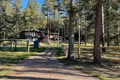 Montana Forest Retreat, Easy Walk to Flathead Lake, 1. 5 Acres Fenced for Dogs!
