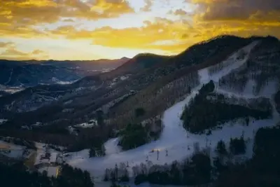 Image de Check out the marvelous Whitewater Falls and swim in its clean fresh waters!