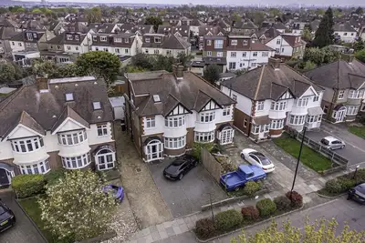 Image de \n\"Exquisite 4/5 Bedroom Modern Marvel 5 minute walk to Enfield Town station
