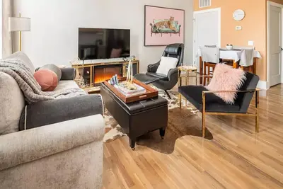 Cozy Luxe Loft w/ Free Parking in Heart of City
