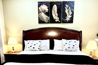 Image de Legal Walkout suite with King-bed, Kitchen, Parking & Patio