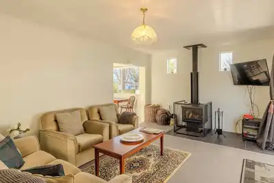 Image de Amongst trees is this quaint cottage & within a 5-minute walk to town & beach