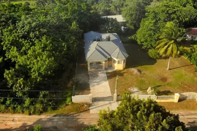 Image de A few minutes away from all the great tourist attractions and town of Ochi Rios!