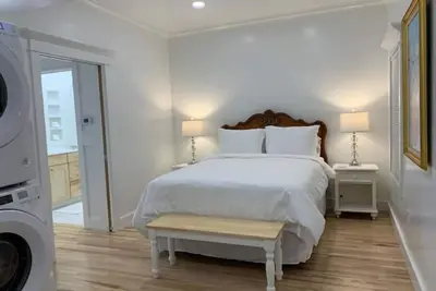 Image de Lovely 1 bdrm 3 blocks from hospital