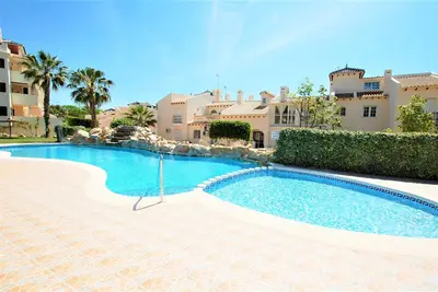 Image de Magnifique appartement dans un endroit calme et vert avec une grande piscine