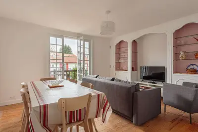 Image de Appartement spacieux et rénové sur les hauteurs, idéal pour vacances en famille ou amis