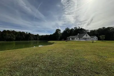 Image de Escape to Tranquility 125 Acre Property with Trails Lake Spacious House Fire Pit