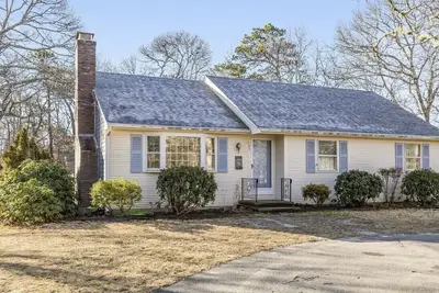 Image de 3-bedroom Cape Cod ranch just steps to private beach or Cooks Brook public beach