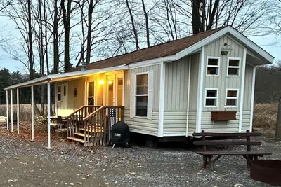 Image de Lamoka Lake 4-season tiny house for boating, ice-fishing, hunting, wineries