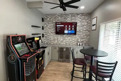 Walkable Benz Stadium+Gated+Private Rooftop+Private Garage