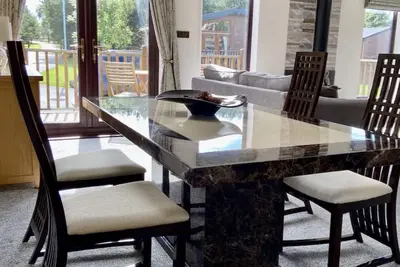 Image de Stylish Eden Lodge - Hot Tub - Pet Friendly\nSleeps 4 close to golf course\n