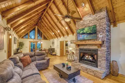 Image de Luxury Ellijay Mountain Cabin Hot Tub, Theater, Fireplace, Pet Friendly