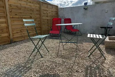 Image de Maison proche des plages avec cour fermée, véranda et cheminée