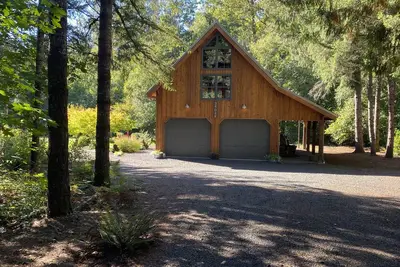 Image de Escape the hustle and bustle and unwind at Riverloft! Tranquility Awaits!