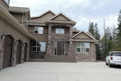 Image de Gateway for Jasper Vacations in a Luxury Royal Mansion at Hinton