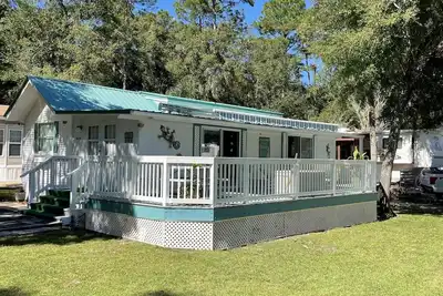 Image de Super roomy Park Model in premier resort with lake, pools, dock and boat launch.